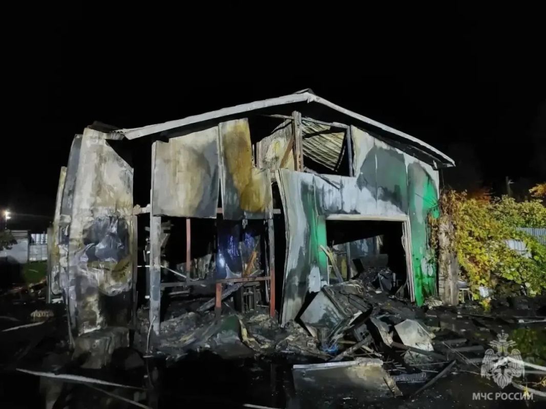 В Пионерском пожарные спасли жилой дом от уничтожения огнём В Пионерском пожарные спасли жилой дом от уничтожения огнём