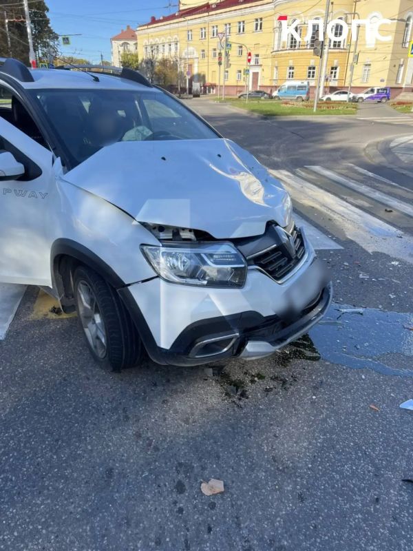 В Калининграде столкнулись белый автомобиль и грузовичок — водителя увезли на скорой В Калининграде столкнулись белый автомобиль и грузовичок — водителя увезли на скорой
