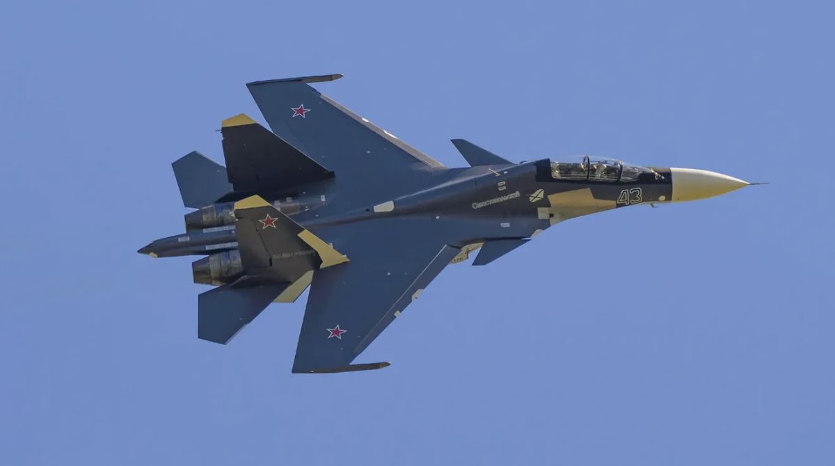 Военный самолёт Су-30 разбился в Калининградской области, сообщили в Минобороны РФ. Экипаж катапультировался, угрозы жизни лётчиков нет
