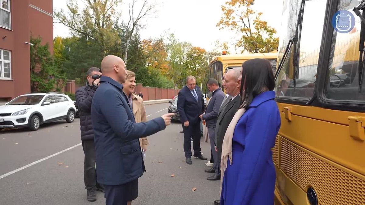 Губернатор Алексей Беспрозванных вручил ключи от 22 новых школьных автобусов представителям 13 муниципалитетов