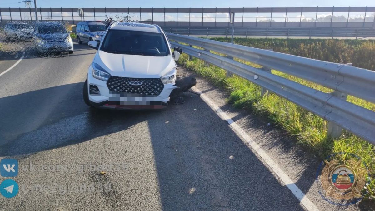 По предварительным данным, 23.10.2026 около 09:30 на автодороге «Северный обход города Калининграда» водитель 1999 года рождения, управляя автомобилем «Chery» совершила наезд на препятствие слева