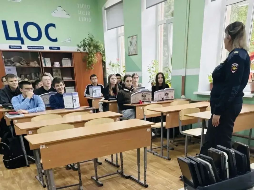 Сотрудники отделения Госавтоинспекции МО МВД «Неманский» провели беседу с учениками старших классов МАОУ СОШ 1 г. Немана на тему соблюдения Правил дорожного движения и опасности управления питбайками Сотрудники отделения Госавтоинспекции МО МВД «Неманский» провели беседу с учениками старших классов МАОУ СОШ 1 г. Немана на тему соблюдения Правил дорожного движения и опасности управления питбайками