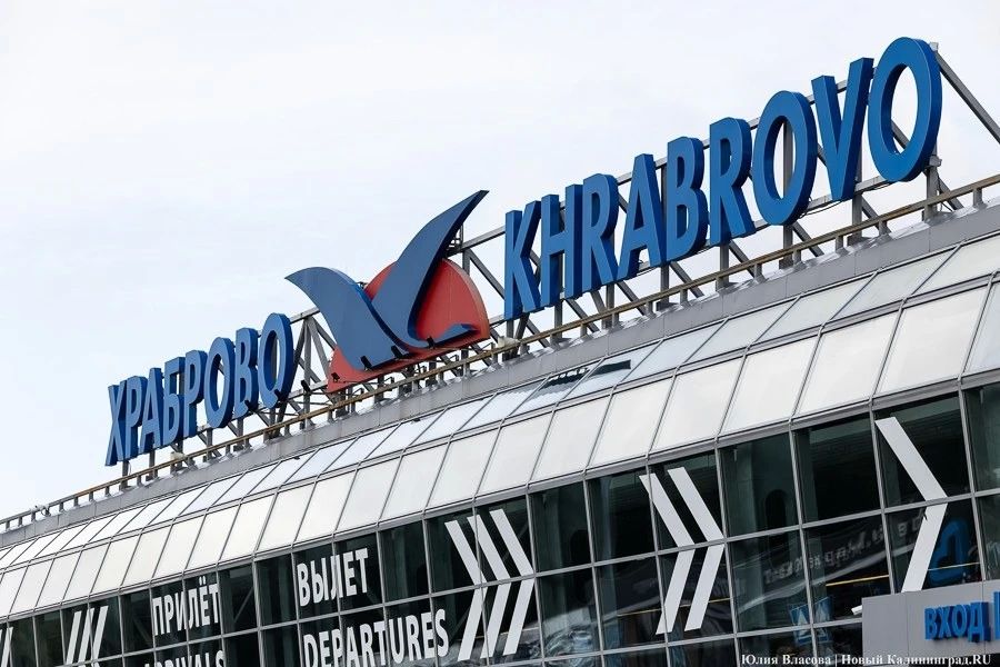 Парковка в аэропорту Калининграда подорожала до 400 рублей в час