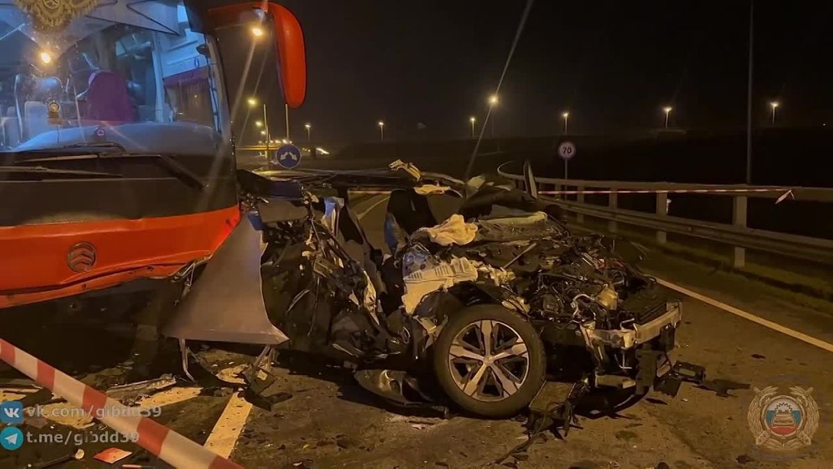 Пассажиров в автобусе не было: подробности ДТП на Приморском кольце