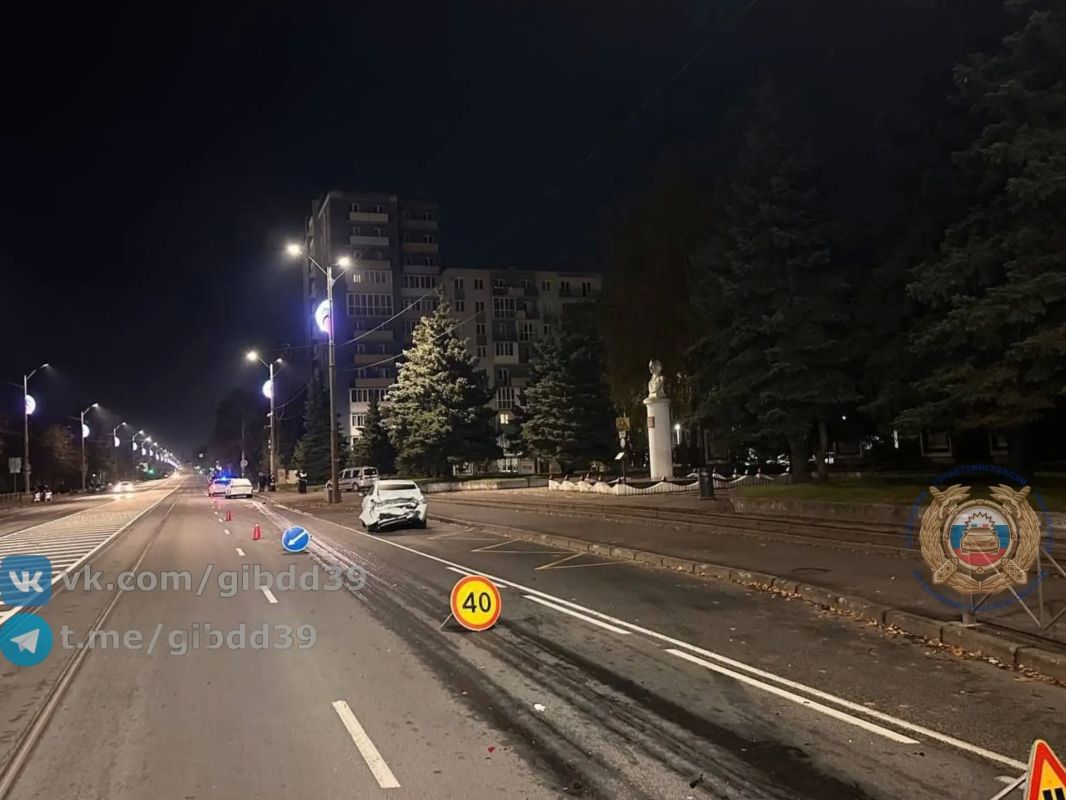 По предварительным данным, 25.10.2026 около 03:35 в г. Калининграде на ул. А.Суворова, водитель 1966 года рождения автомобиля «Байк» совершил наезд на стоящий впереди автомобиль