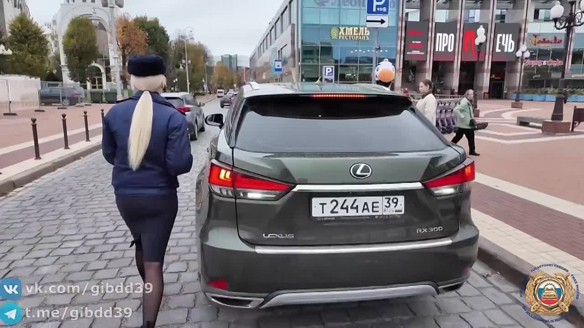 В Калининграде сотрудники Центра ДиТН ПБДД ГИБДД совместно с представителями «Дорожного радио» поздравили водителей с Днём автомобилиста