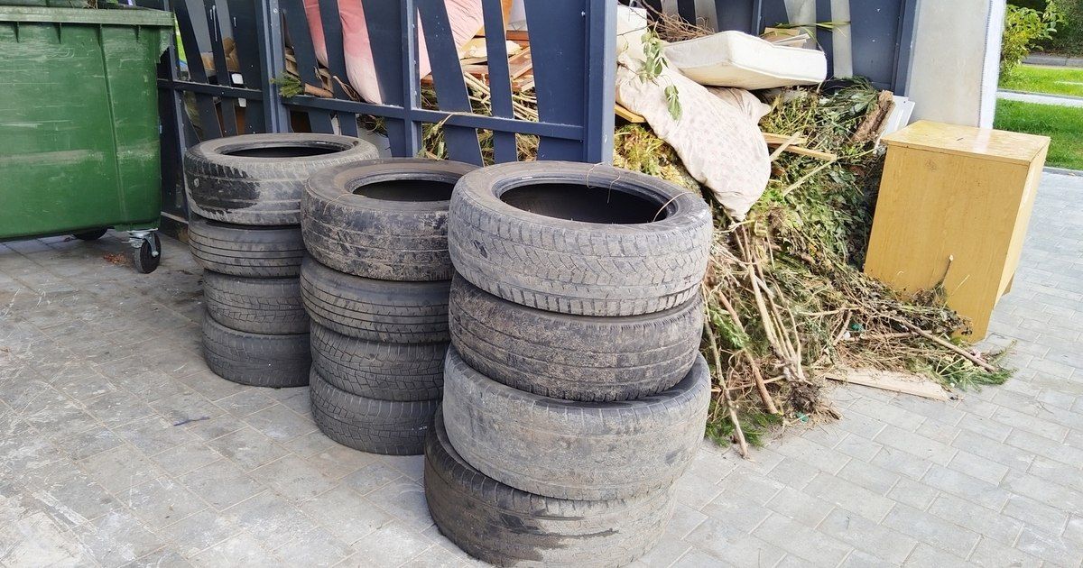 В ЕСОО назвали график вывоза крупного мусора из трёх калининградских дворов, где горы хлама мозолили глаза