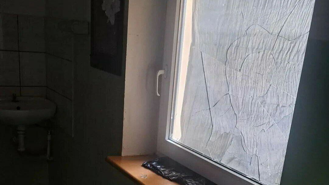 Школьники разгромили дом на Аллее Смелых, где хотели открыть кризисный центр Школьники разгромили дом на Аллее Смелых, где хотели открыть кризисный центр
