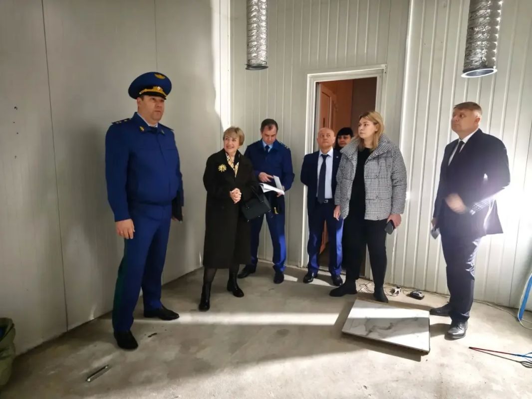 Прокурор области Максим Попов проверил ход капитального ремонта здания МАОУ СОШ №1 города Светлогорска, проводимого в рамках реализации национального проекта Прокурор области Максим Попов проверил ход капитального ремонта здания МАОУ СОШ №1 города Светлогорска, проводимого в рамках реализации национального проекта