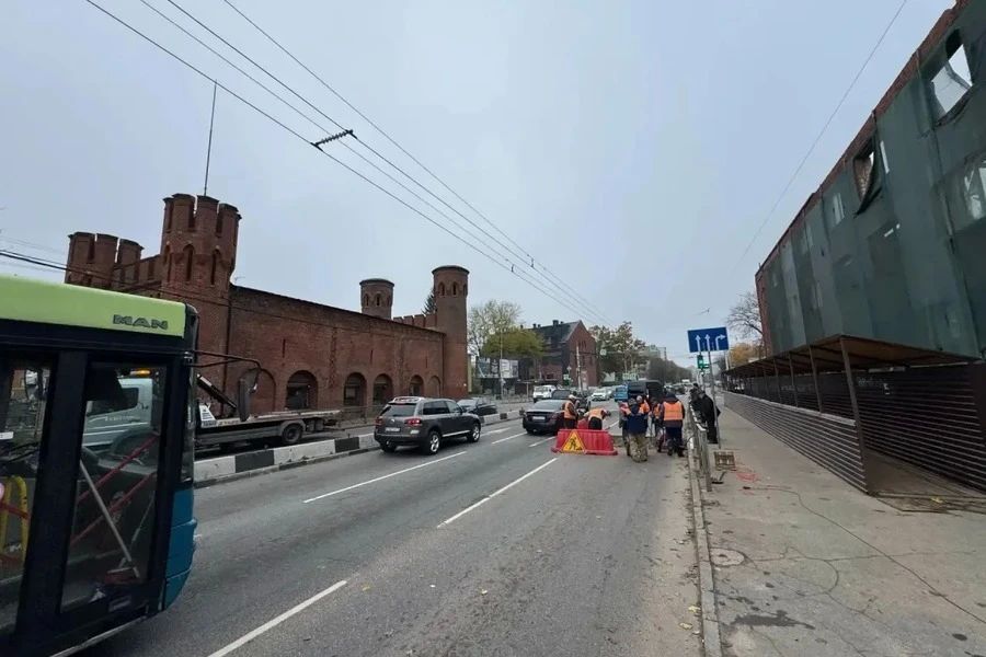 В Калининграде на перекрестке Московского пр-та и Литовского вала затруднен проезд транспорта