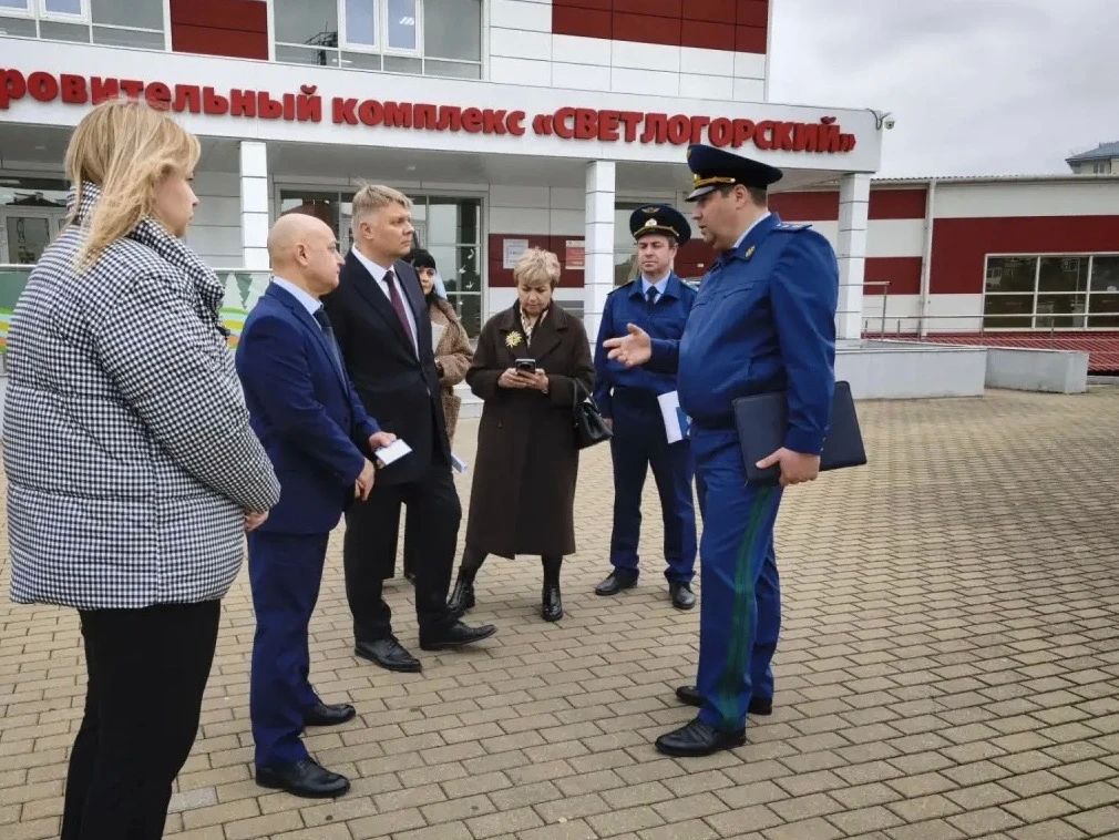 Прокурор области Максим Попов проверил ход капитального ремонта здания МАОУ СОШ №1 города Светлогорска, проводимого в рамках реализации национального проекта