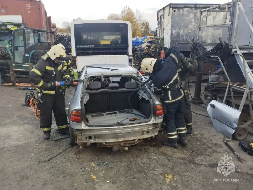 В Калининграде огнеборцы МЧС России отработали действия при ДТП в преддверии зимнего сезона В Калининграде огнеборцы МЧС России отработали действия при ДТП в преддверии зимнего сезона