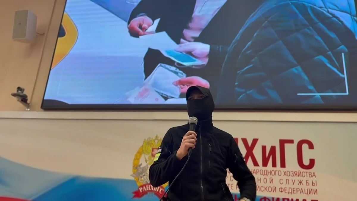 Полицейские и общественники рассказали студентам из Калининграда о том, как не стать жертвой мошенников и избежать вовлечения в преступную деятельность