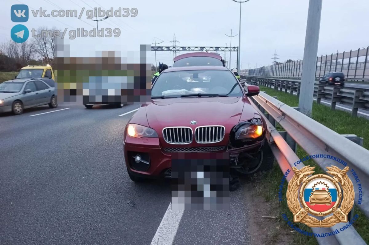 По предварительным данным, 28.10.2026 около 16:30 в Гурьевском районе на автодороге «Северный обход г. Калининграда» водитель автомобиля «БМВ» совершила наезд на отбойник с левой стороны по ходу движения.