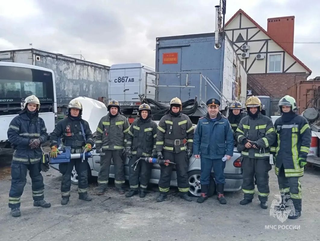 В Калининграде огнеборцы МЧС России отработали действия при ДТП в преддверии зимнего сезона В Калининграде огнеборцы МЧС России отработали действия при ДТП в преддверии зимнего сезона