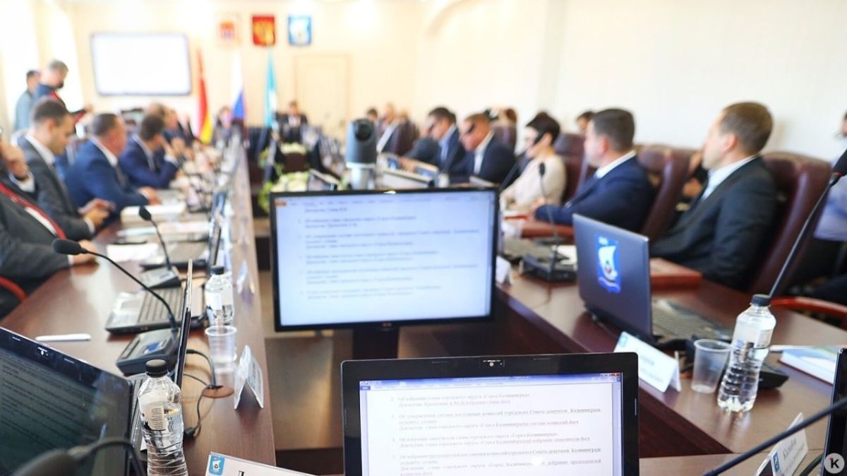 Депутат калининградского горсовета Михаил Симонов сложил полномочия через месяц после выборов