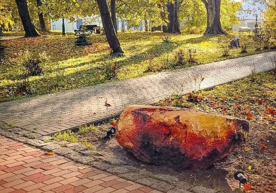 Не янтарь, а почти: в Янтарном появился гигантский «самородок»