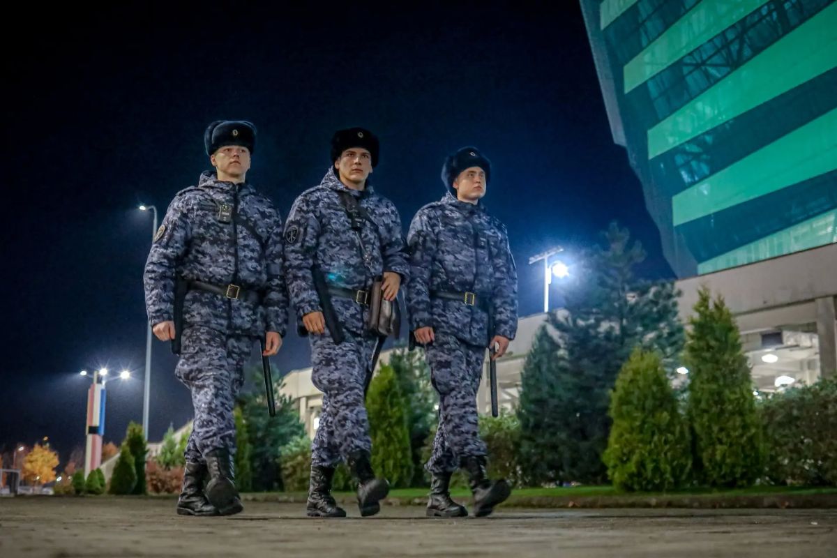 В эти минуты на калининградском стадионе «Ростех Арена» военнослужащие специального моторизованного полка Северо-Западного округа Росгвардии и сотрудники ОМОН «Град» Росгвардии обеспечивают безопасность проведения... В эти минуты на калининградском стадионе «Ростех Арена» военнослужащие специального моторизованного полка Северо-Западного округа Росгвардии и сотрудники ОМОН «Град» Росгвардии обеспечивают безопасность проведения...