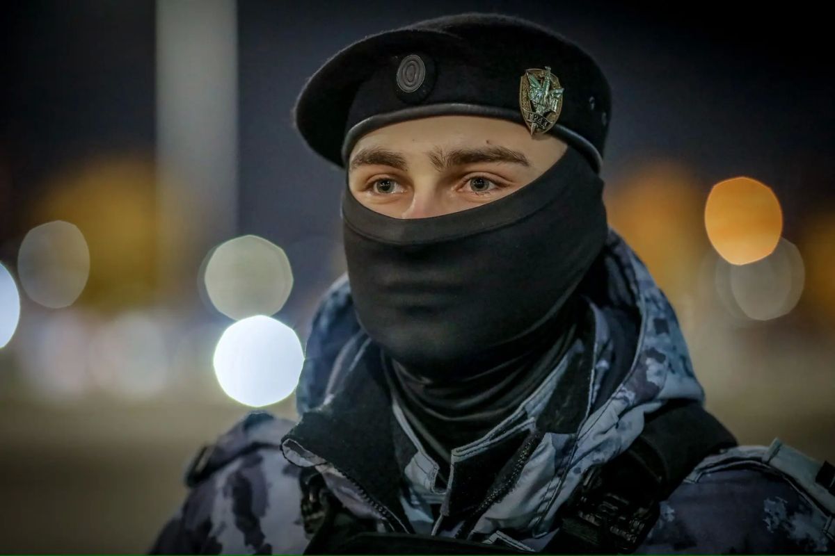 В эти минуты на калининградском стадионе «Ростех Арена» военнослужащие специального моторизованного полка Северо-Западного округа Росгвардии и сотрудники ОМОН «Град» Росгвардии обеспечивают безопасность проведения... В эти минуты на калининградском стадионе «Ростех Арена» военнослужащие специального моторизованного полка Северо-Западного округа Росгвардии и сотрудники ОМОН «Град» Росгвардии обеспечивают безопасность проведения...