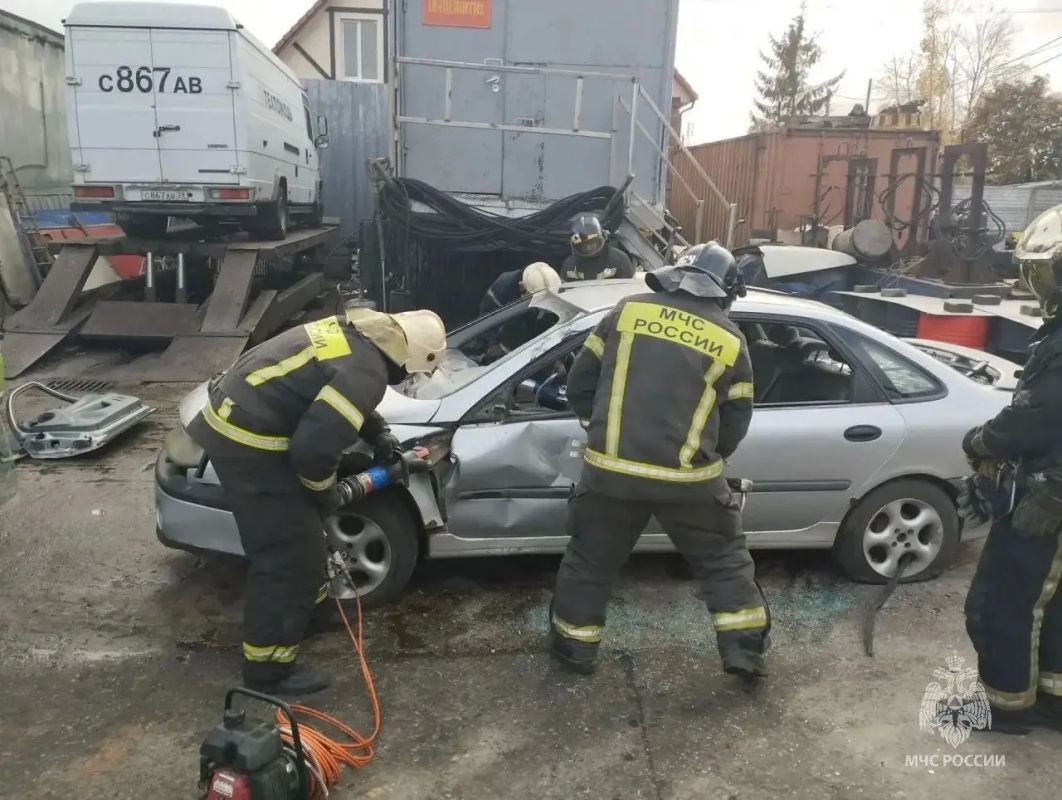 В Калининграде спасатели отработали действия при ДТП перед зимним сезоном В Калининграде спасатели отработали действия при ДТП перед зимним сезоном