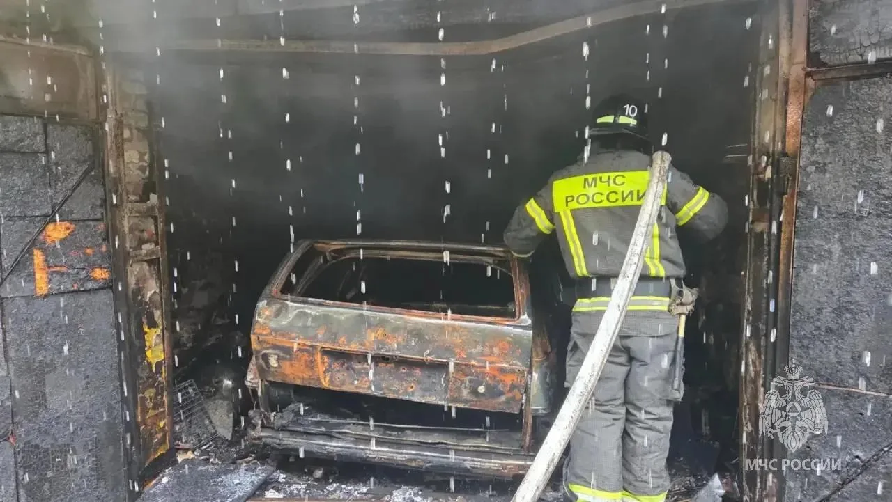 В Балтийске при пожаре в гараже сгорел автомобиль