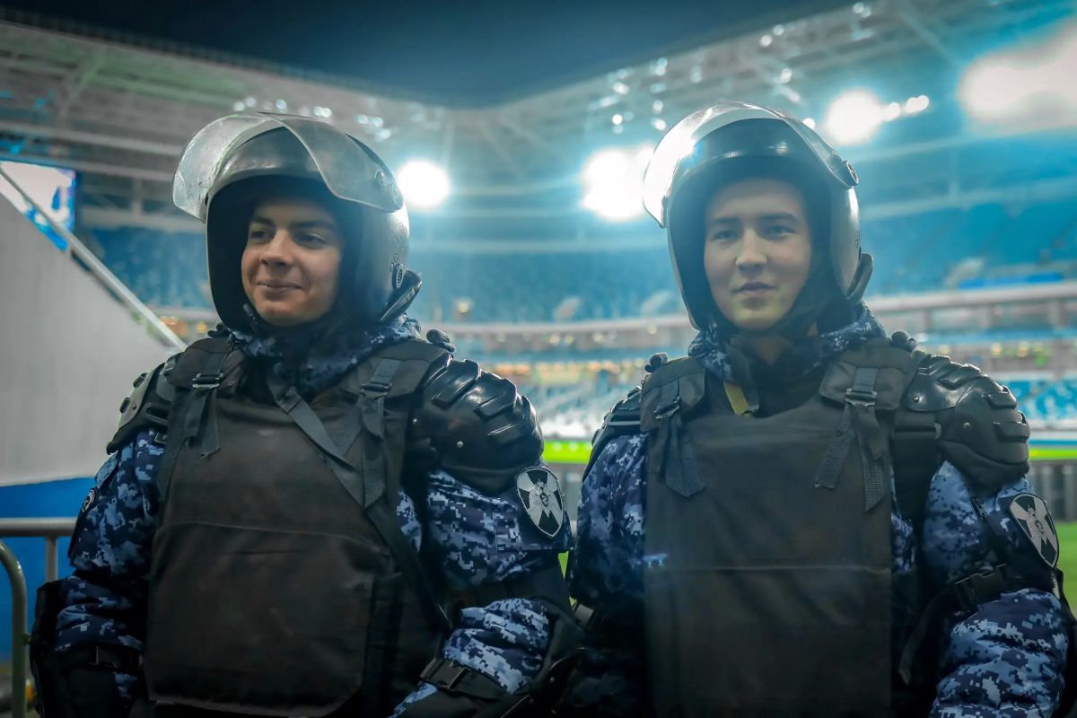 В эти минуты на калининградском стадионе «Ростех Арена» военнослужащие специального моторизованного полка Северо-Западного округа Росгвардии и сотрудники ОМОН «Град» Росгвардии обеспечивают безопасность проведения... В эти минуты на калининградском стадионе «Ростех Арена» военнослужащие специального моторизованного полка Северо-Западного округа Росгвардии и сотрудники ОМОН «Град» Росгвардии обеспечивают безопасность проведения...