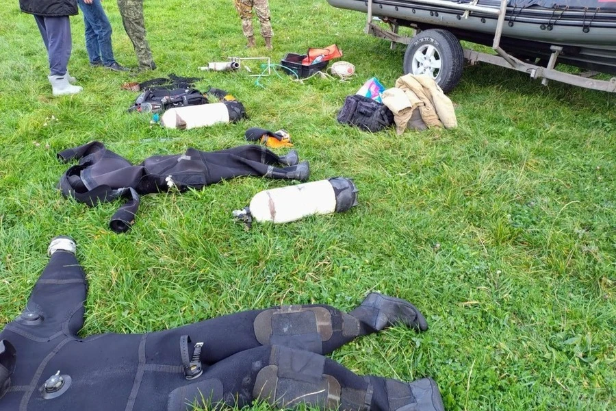 Пограничники задержали калининградцев, незаконно добывавших янтарь в Балтийском море